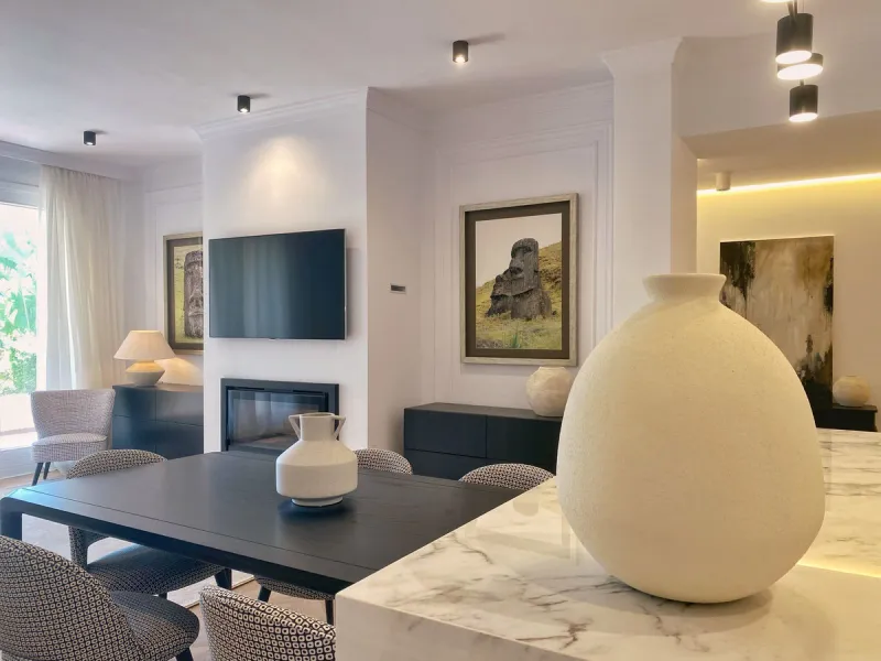 This gorgeous apartment is located in the upmarket urbanisation Bahia del Velerin - frontline beach, right on the beautiful paseo maritimo, meters away from the sea; with 24/7 security, underground parking, storage room, beautiful garden and swimming pool