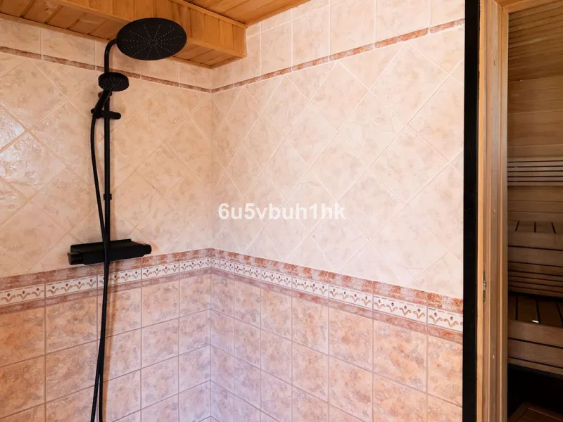 House - Detached Villa в продаже в Fuengirola, Málaga. В доме 4 спален и 6 ванных комнат. Площадь дома 300 м². Площадь участка 1000 м²