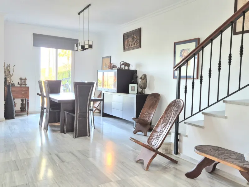 House - Townhouse в продаже в Alhaurín el Grande, Málaga. В доме 3 спален и 3 ванных комнат. Площадь дома 242 м²
