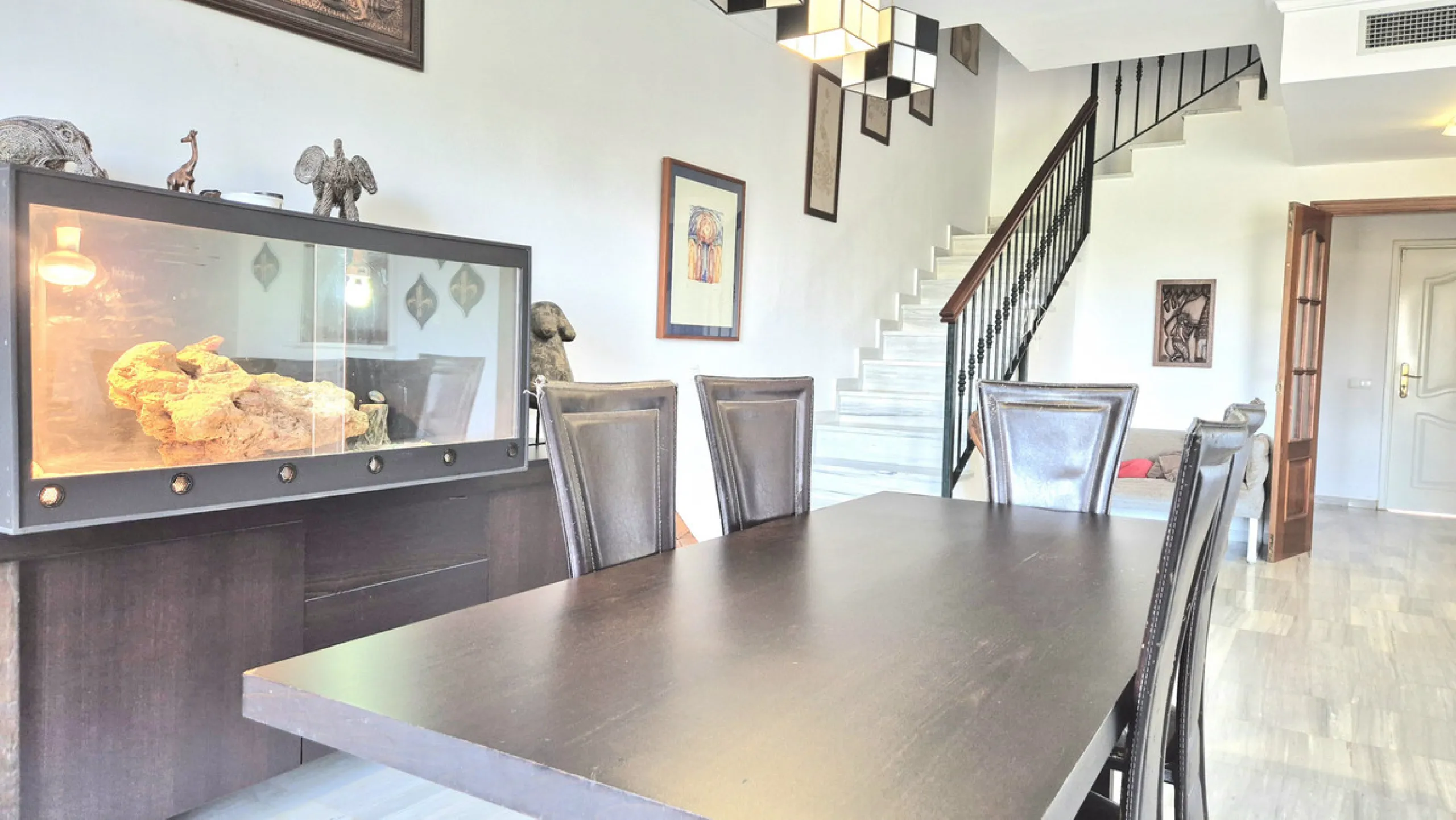 House - Townhouse в продаже в Alhaurín el Grande, Málaga. В доме 3 спален и 3 ванных комнат. Площадь дома 242 м²