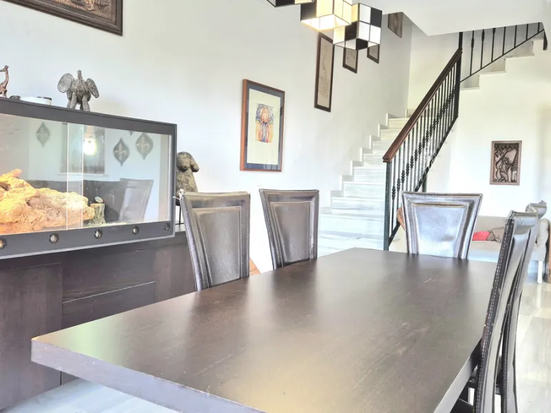 House - Townhouse в продаже в Alhaurín el Grande, Málaga. В доме 3 спален и 3 ванных комнат. Площадь дома 242 м²