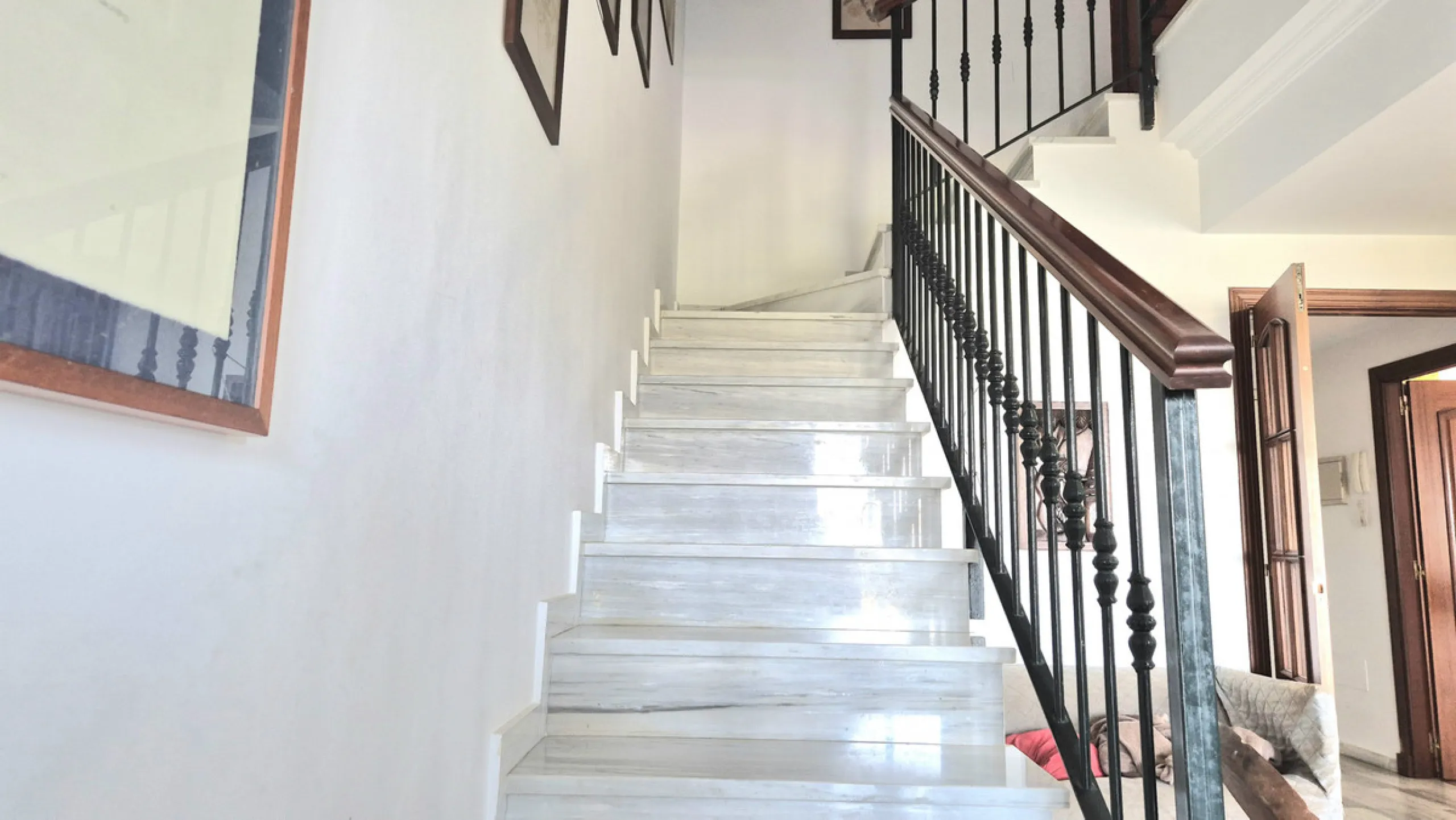 House - Townhouse в продаже в Alhaurín el Grande, Málaga. В доме 3 спален и 3 ванных комнат. Площадь дома 242 м²