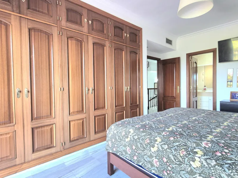 House - Townhouse в продаже в Alhaurín el Grande, Málaga. В доме 3 спален и 3 ванных комнат. Площадь дома 242 м²