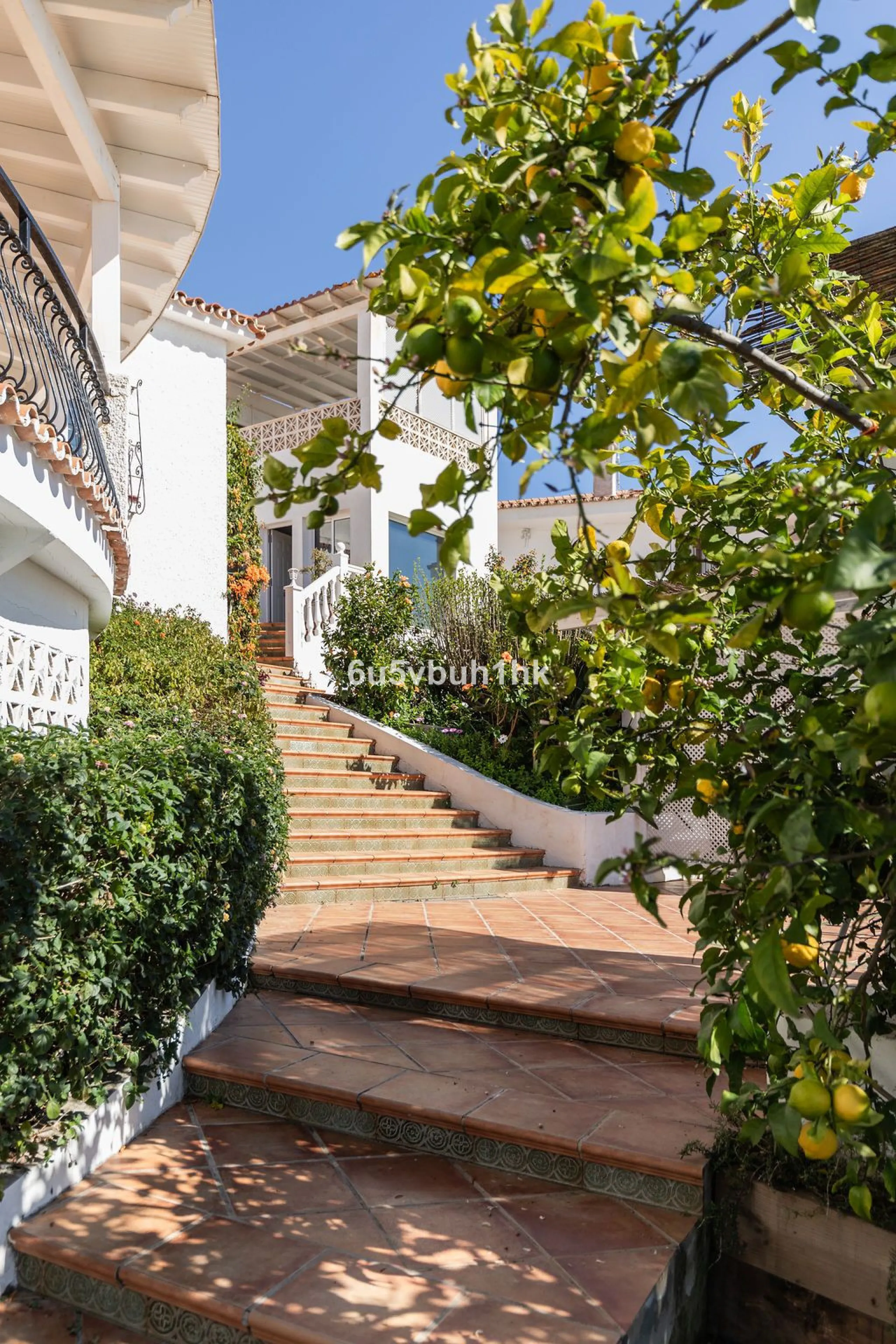 House - Detached Villa в продаже в Fuengirola, Málaga. В доме 4 спален и 6 ванных комнат. Площадь дома 300 м². Площадь участка 1000 м²