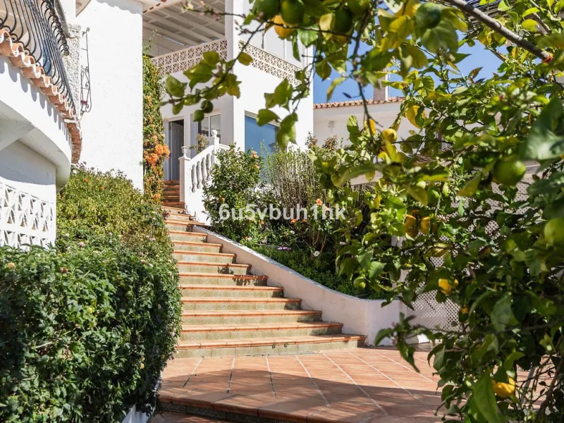 House - Detached Villa в продаже в Fuengirola, Málaga. В доме 4 спален и 6 ванных комнат. Площадь дома 300 м². Площадь участка 1000 м²