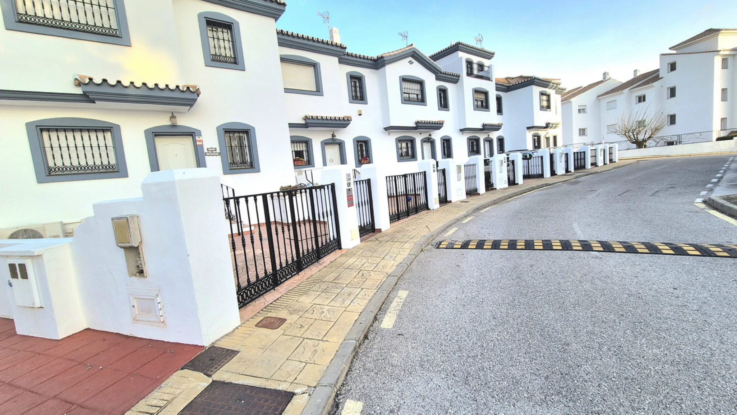 House - Townhouse в продаже в Alhaurín el Grande, Málaga. В доме 3 спален и 3 ванных комнат. Площадь дома 242 м²