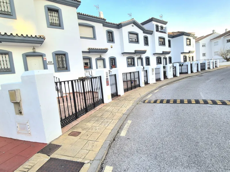 House - Townhouse в продаже в Alhaurín el Grande, Málaga. В доме 3 спален и 3 ванных комнат. Площадь дома 242 м²