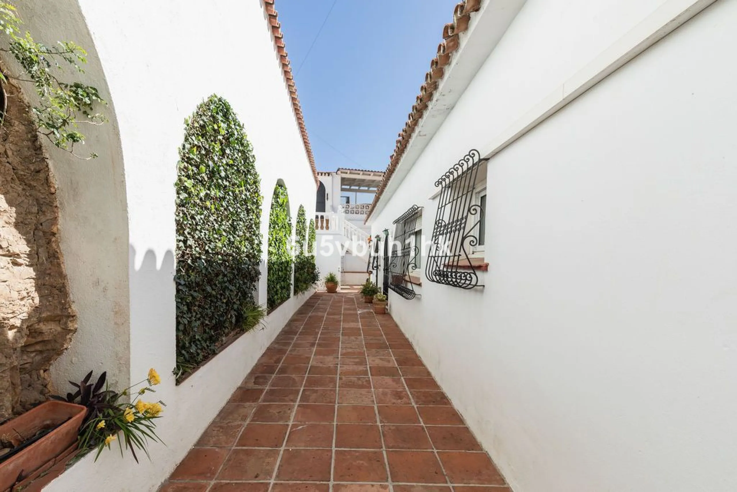 House - Detached Villa в продаже в Fuengirola, Málaga. В доме 4 спален и 6 ванных комнат. Площадь дома 300 м². Площадь участка 1000 м²