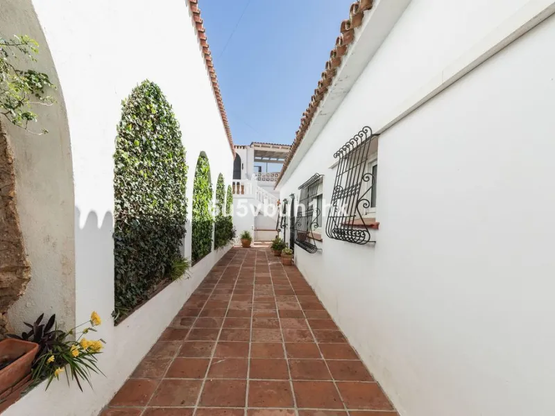 House - Detached Villa в продаже в Fuengirola, Málaga. В доме 4 спален и 6 ванных комнат. Площадь дома 300 м². Площадь участка 1000 м²