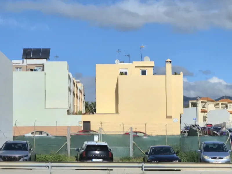 Plot - Land в продаже в Estepona, Málaga. Площадь участка 594 м²