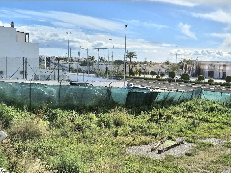 Plot - Land в продаже в Estepona, Málaga. Площадь участка 594 м²