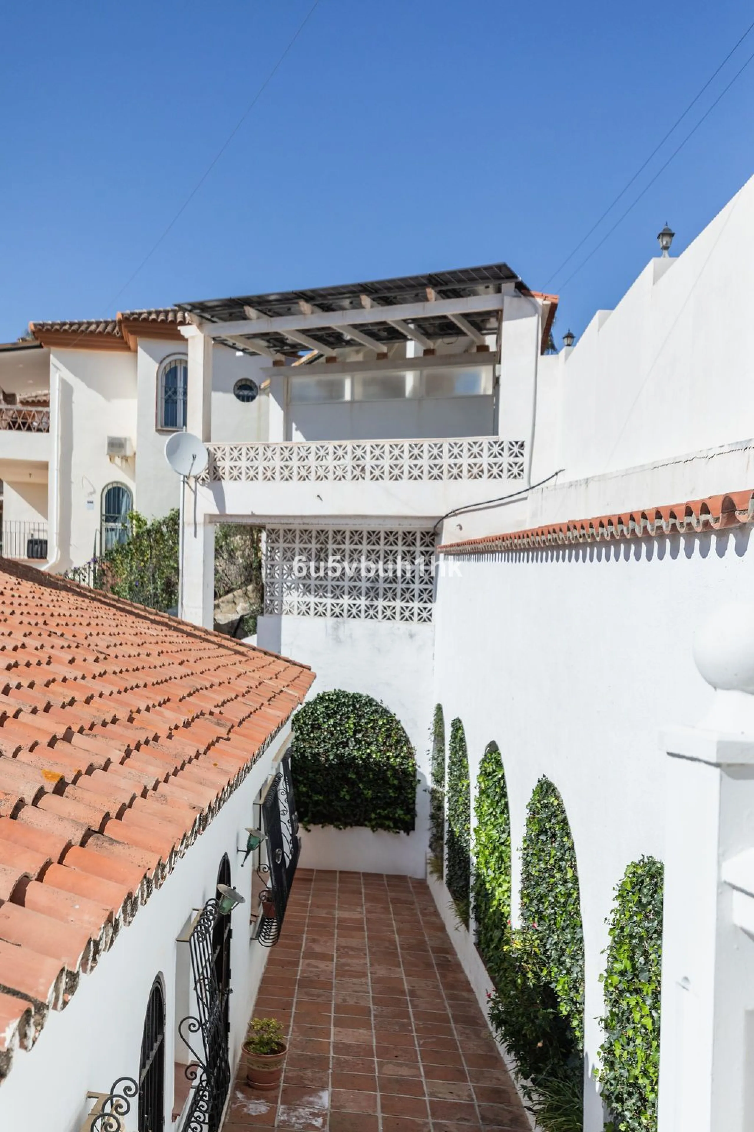 House - Detached Villa в продаже в Fuengirola, Málaga. В доме 4 спален и 6 ванных комнат. Площадь дома 300 м². Площадь участка 1000 м²
