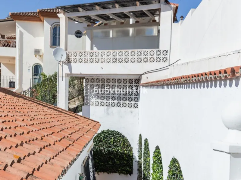 House - Detached Villa в продаже в Fuengirola, Málaga. В доме 4 спален и 6 ванных комнат. Площадь дома 300 м². Площадь участка 1000 м²