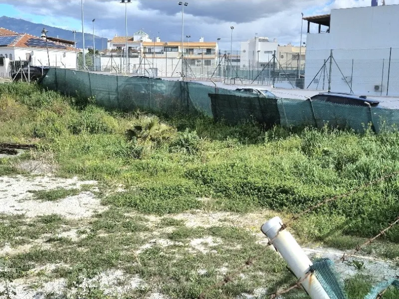 Plot - Land в продаже в Estepona, Málaga. Площадь участка 594 м²