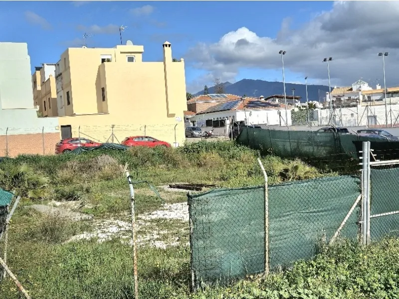 Plot - Land в продаже в Estepona, Málaga. Площадь участка 594 м²