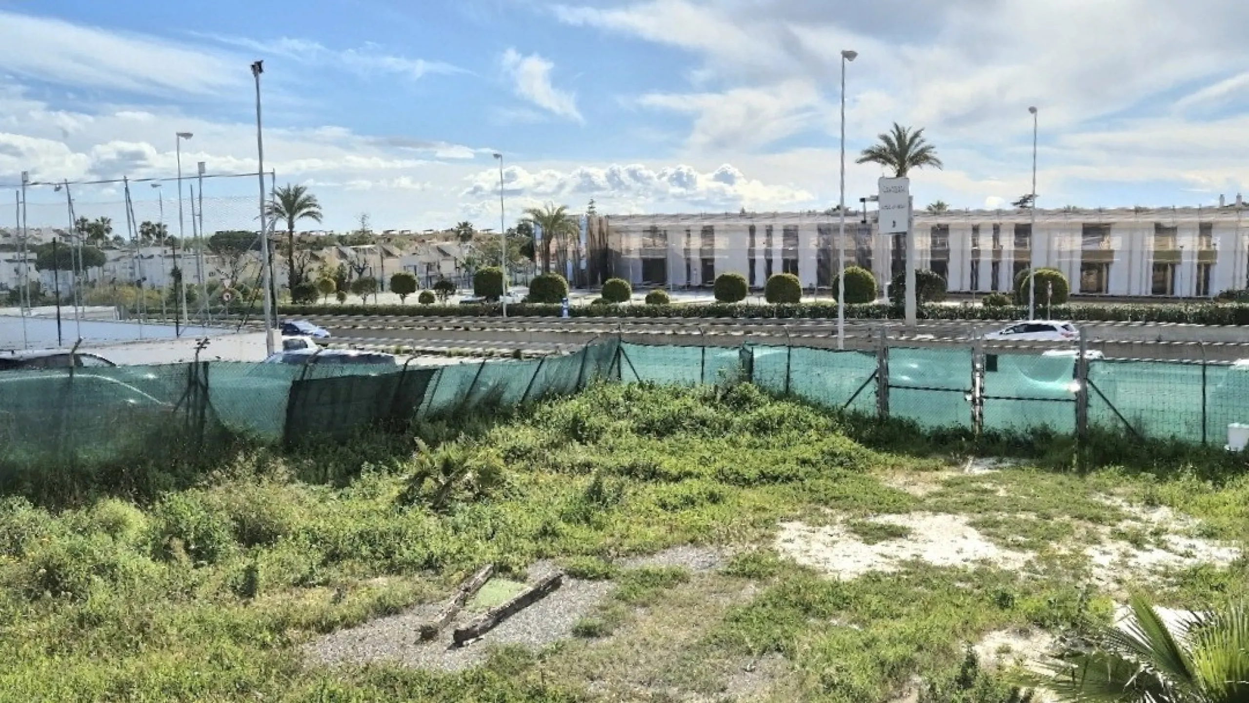 Plot - Land в продаже в Estepona, Málaga. Площадь участка 594 м²