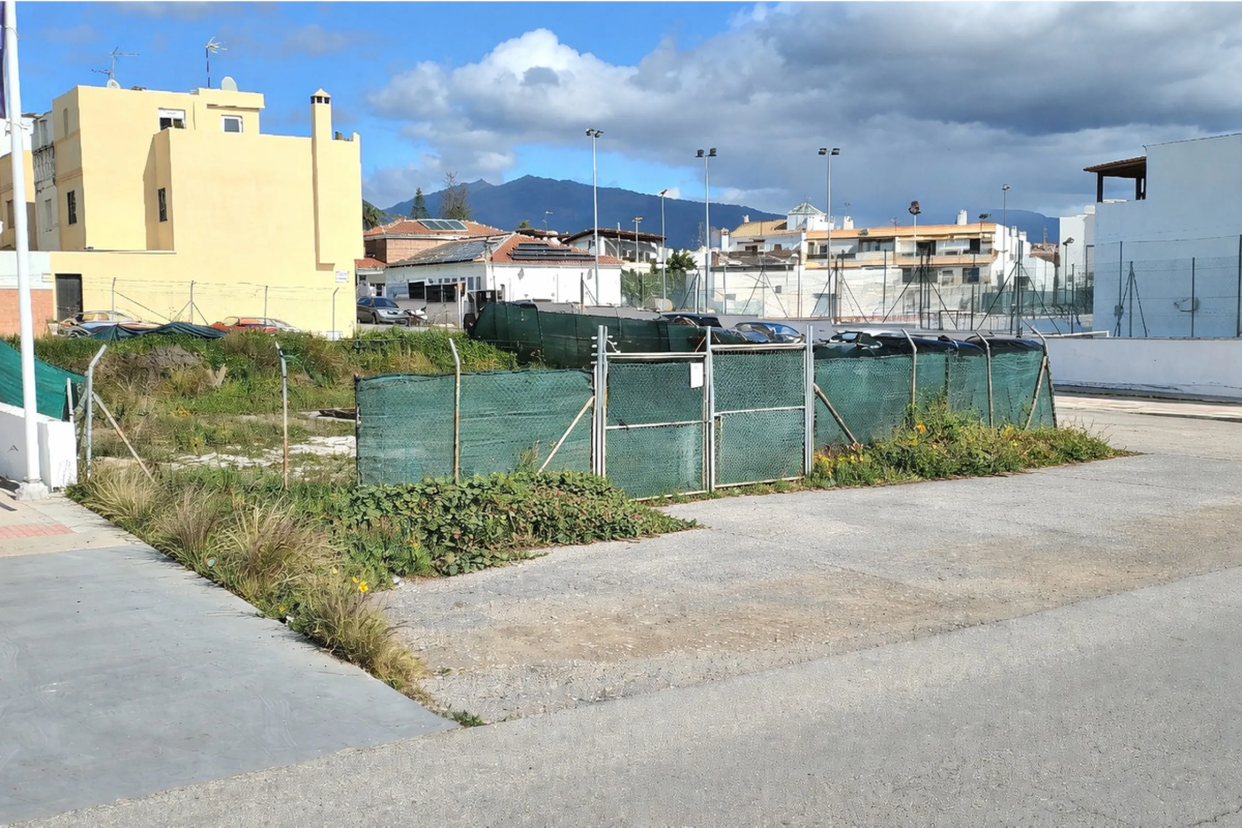Plot - Land в продаже в Estepona, Málaga. Площадь участка 594 м²