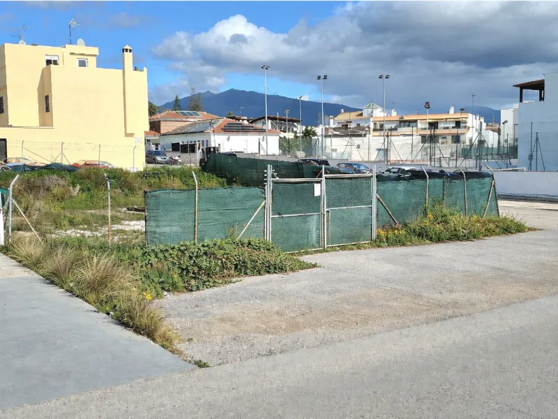 Plot - Land в продаже в Estepona, Málaga. Площадь участка 594 м²