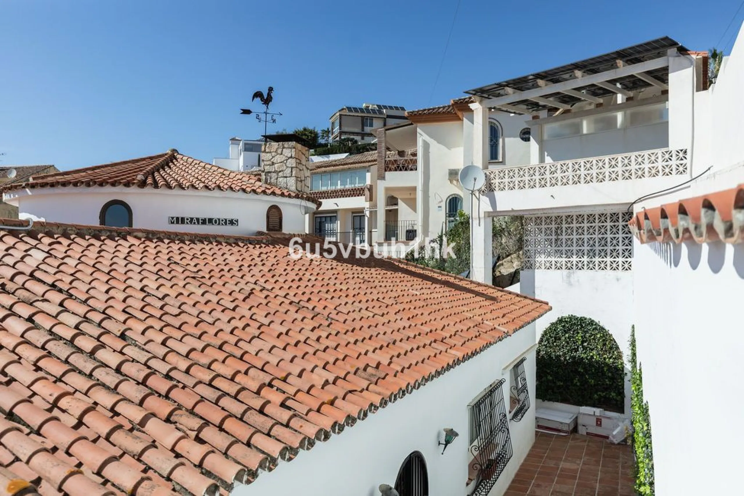 House - Detached Villa в продаже в Fuengirola, Málaga. В доме 4 спален и 6 ванных комнат. Площадь дома 300 м². Площадь участка 1000 м²