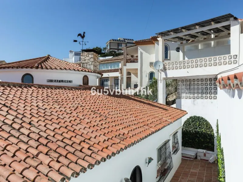 House - Detached Villa в продаже в Fuengirola, Málaga. В доме 4 спален и 6 ванных комнат. Площадь дома 300 м². Площадь участка 1000 м²