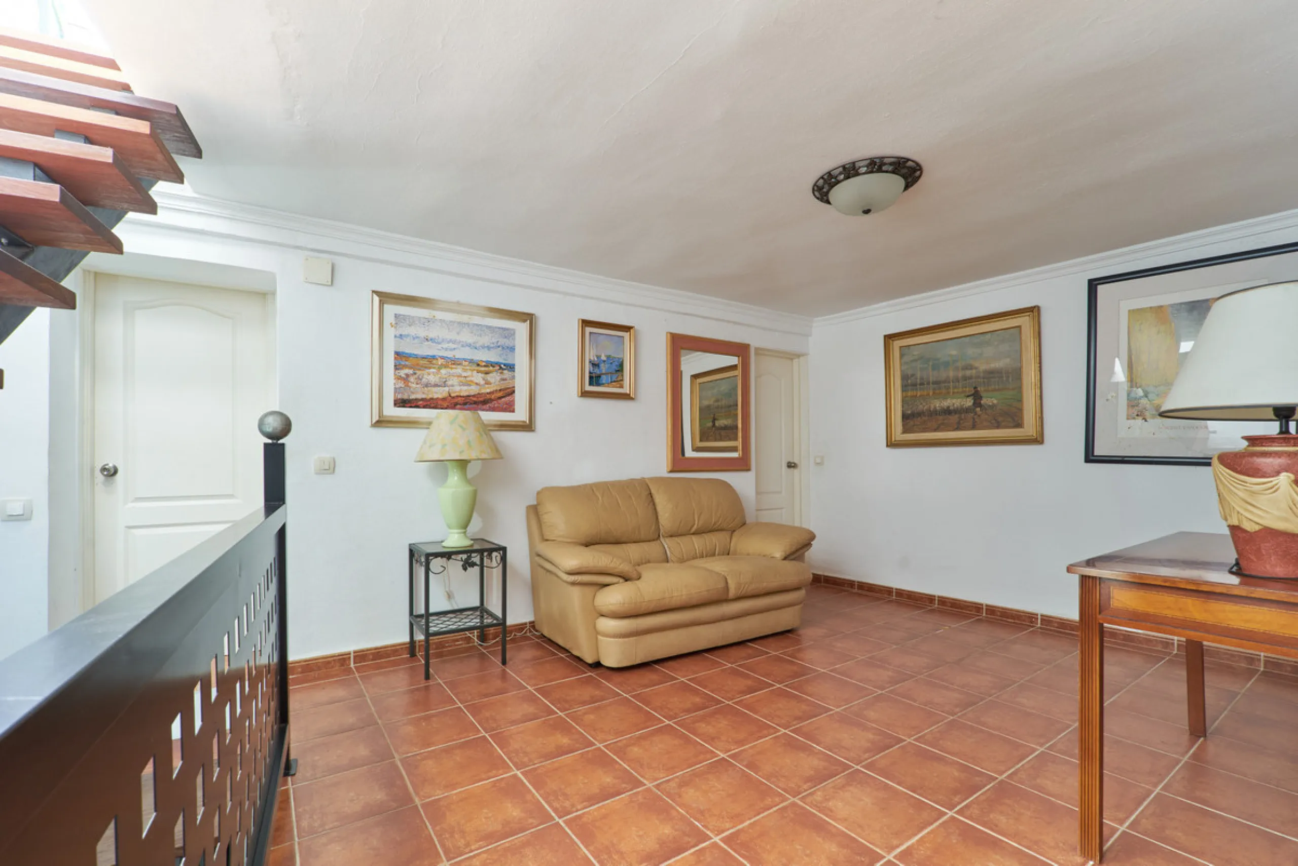 Located in the charming old town of Marbella, this 3-story property with a closed rooftop offers a unique opportunity in an area full of history, just steps away from beautiful flowered alleys, squares, and the Castle. The 1st floor features spacious room