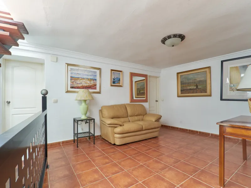 Located in the charming old town of Marbella, this 3-story property with a closed rooftop offers a unique opportunity in an area full of history, just steps away from beautiful flowered alleys, squares, and the Castle. The 1st floor features spacious room