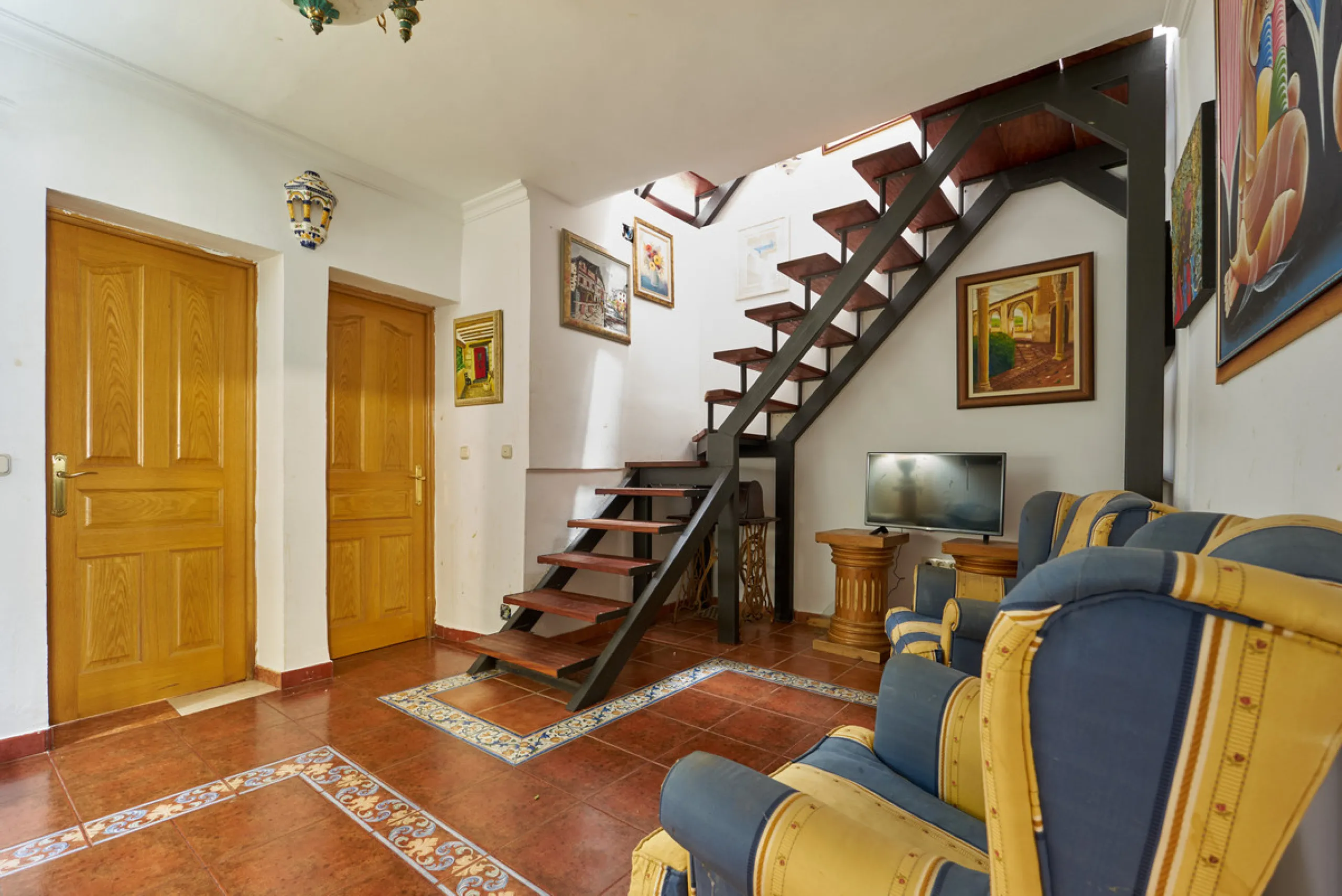 Located in the charming old town of Marbella, this 3-story property with a closed rooftop offers a unique opportunity in an area full of history, just steps away from beautiful flowered alleys, squares, and the Castle. The 1st floor features spacious room
