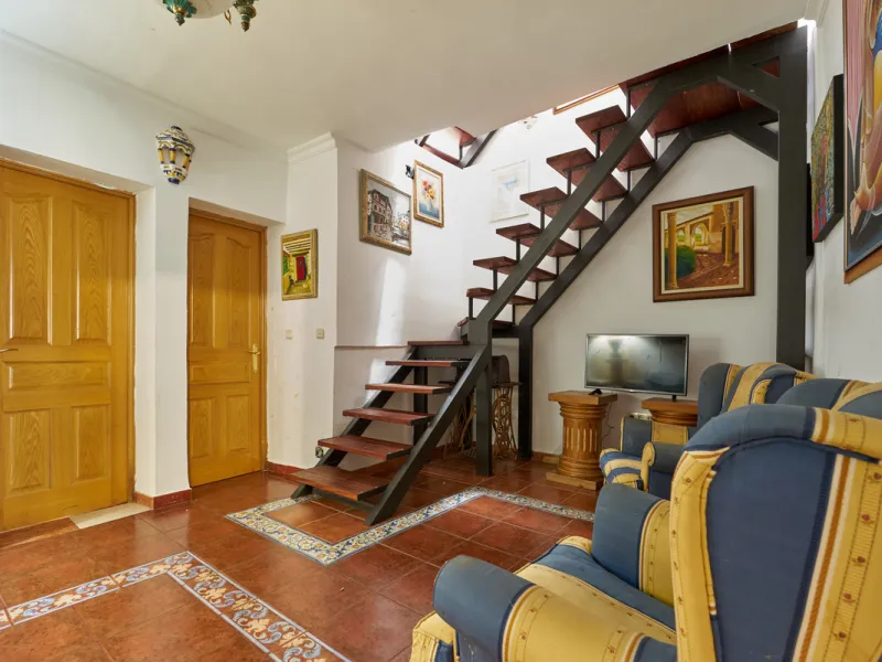 Located in the charming old town of Marbella, this 3-story property with a closed rooftop offers a unique opportunity in an area full of history, just steps away from beautiful flowered alleys, squares, and the Castle. The 1st floor features spacious room