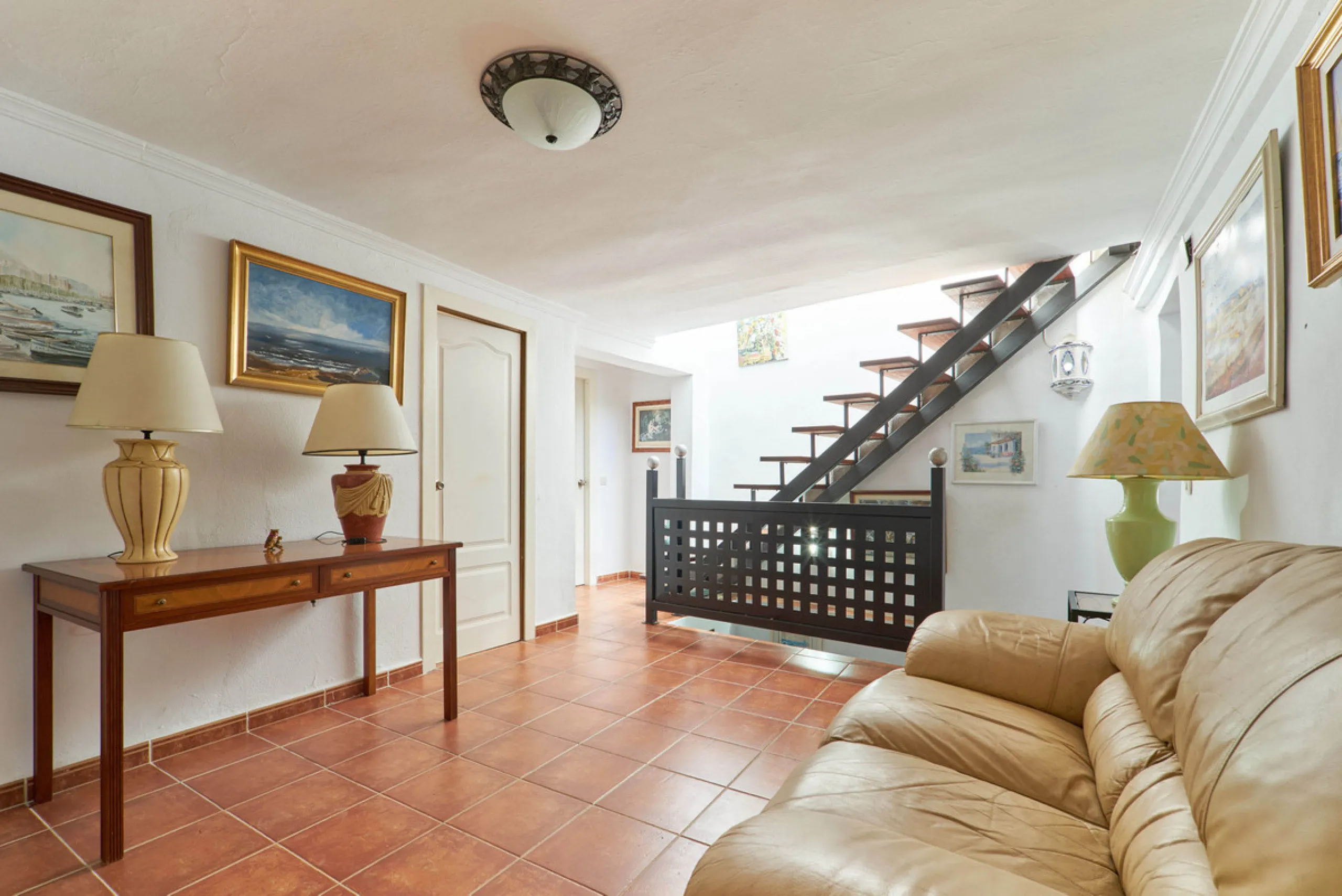 Located in the charming old town of Marbella, this 3-story property with a closed rooftop offers a unique opportunity in an area full of history, just steps away from beautiful flowered alleys, squares, and the Castle. The 1st floor features spacious room