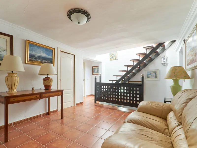 Located in the charming old town of Marbella, this 3-story property with a closed rooftop offers a unique opportunity in an area full of history, just steps away from beautiful flowered alleys, squares, and the Castle. The 1st floor features spacious room