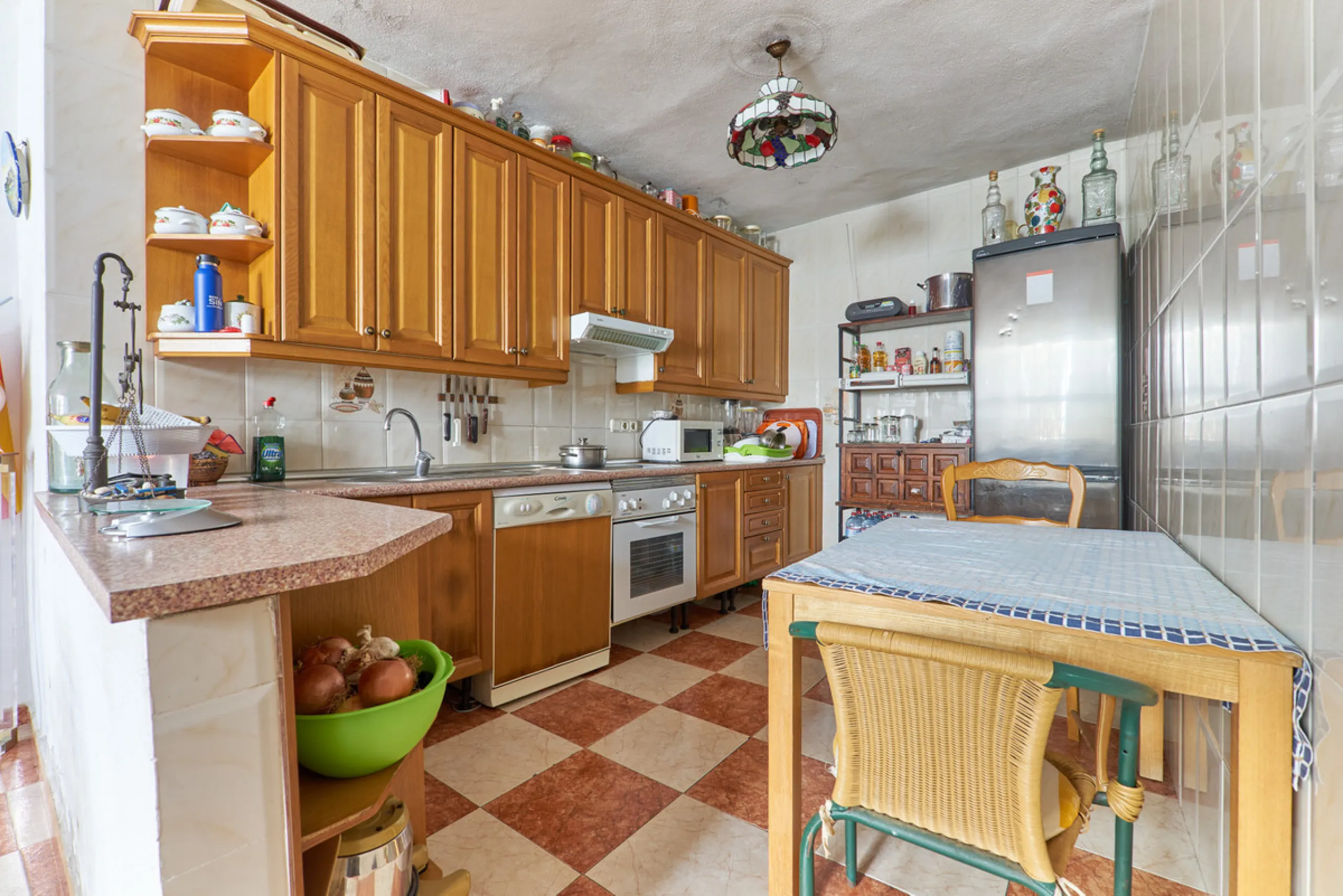 Located in the charming old town of Marbella, this 3-story property with a closed rooftop offers a unique opportunity in an area full of history, just steps away from beautiful flowered alleys, squares, and the Castle. The 1st floor features spacious room