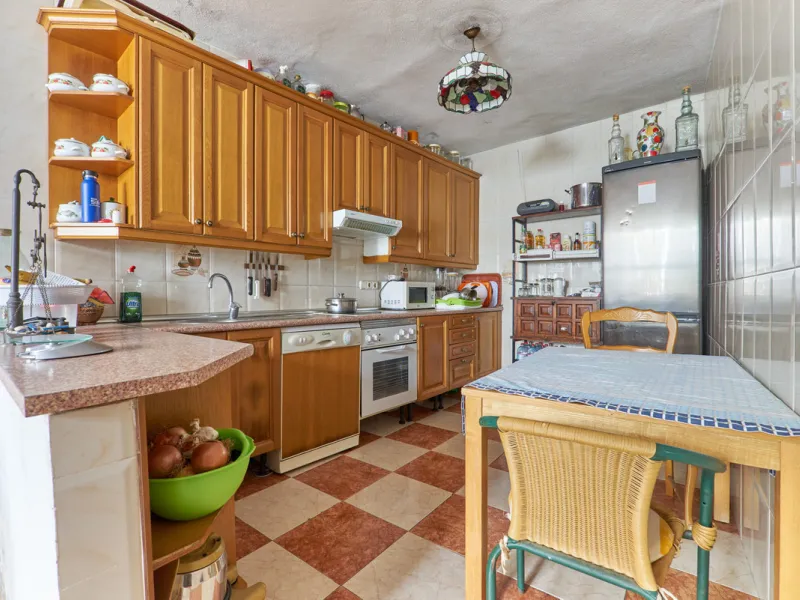 Located in the charming old town of Marbella, this 3-story property with a closed rooftop offers a unique opportunity in an area full of history, just steps away from beautiful flowered alleys, squares, and the Castle. The 1st floor features spacious room