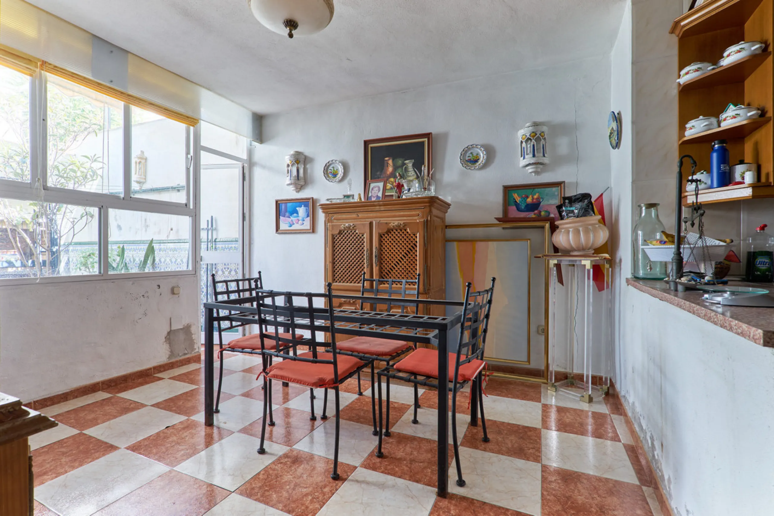 Located in the charming old town of Marbella, this 3-story property with a closed rooftop offers a unique opportunity in an area full of history, just steps away from beautiful flowered alleys, squares, and the Castle. The 1st floor features spacious room