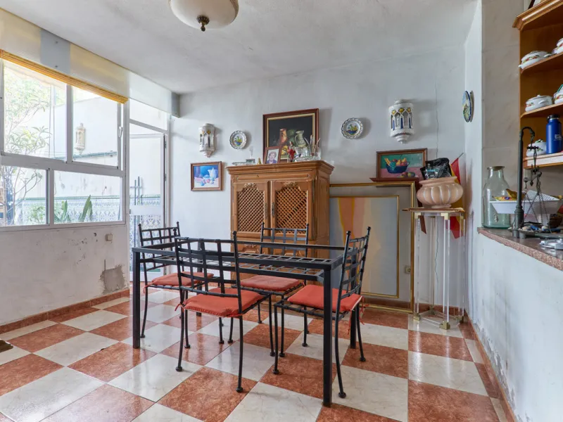 Located in the charming old town of Marbella, this 3-story property with a closed rooftop offers a unique opportunity in an area full of history, just steps away from beautiful flowered alleys, squares, and the Castle. The 1st floor features spacious room