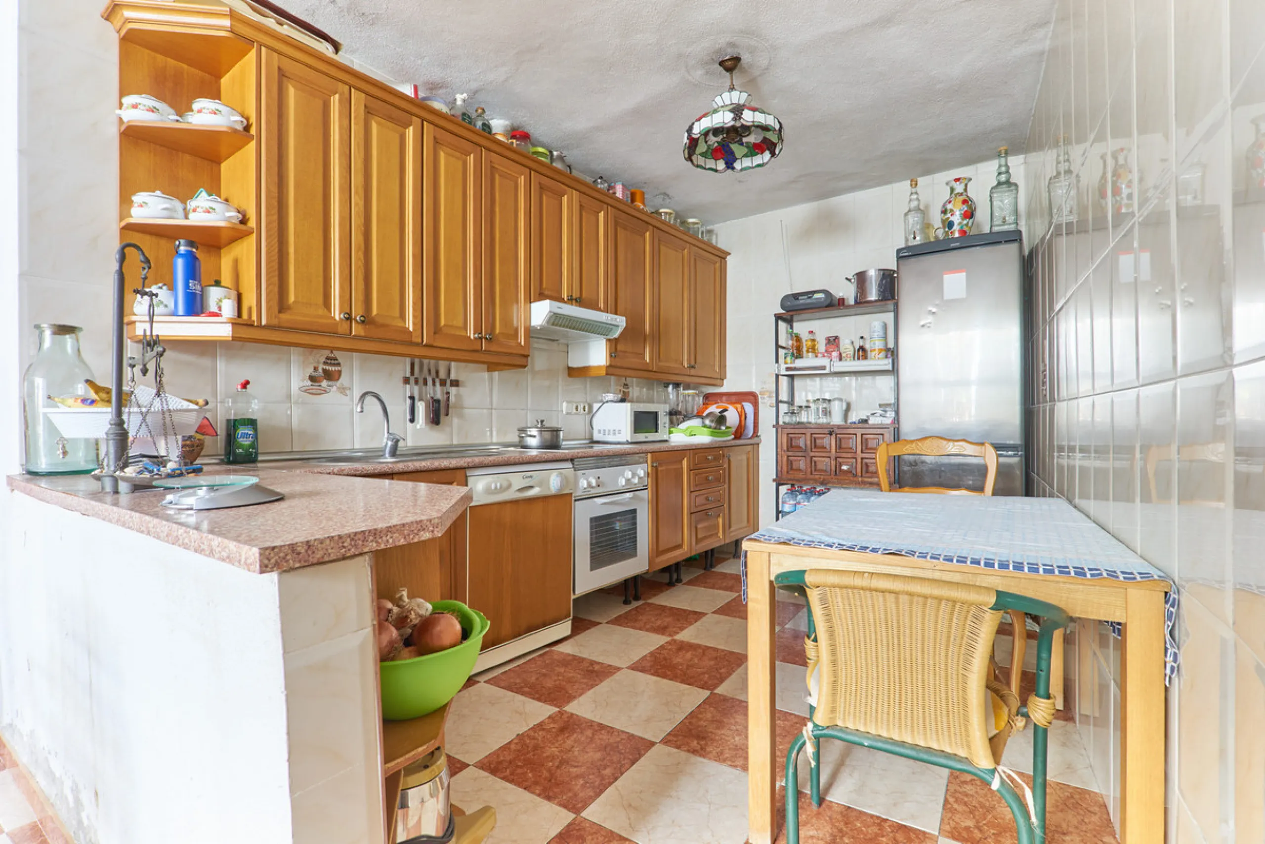 Located in the charming old town of Marbella, this 3-story property with a closed rooftop offers a unique opportunity in an area full of history, just steps away from beautiful flowered alleys, squares, and the Castle. The 1st floor features spacious room