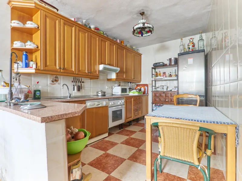 Located in the charming old town of Marbella, this 3-story property with a closed rooftop offers a unique opportunity in an area full of history, just steps away from beautiful flowered alleys, squares, and the Castle. The 1st floor features spacious room