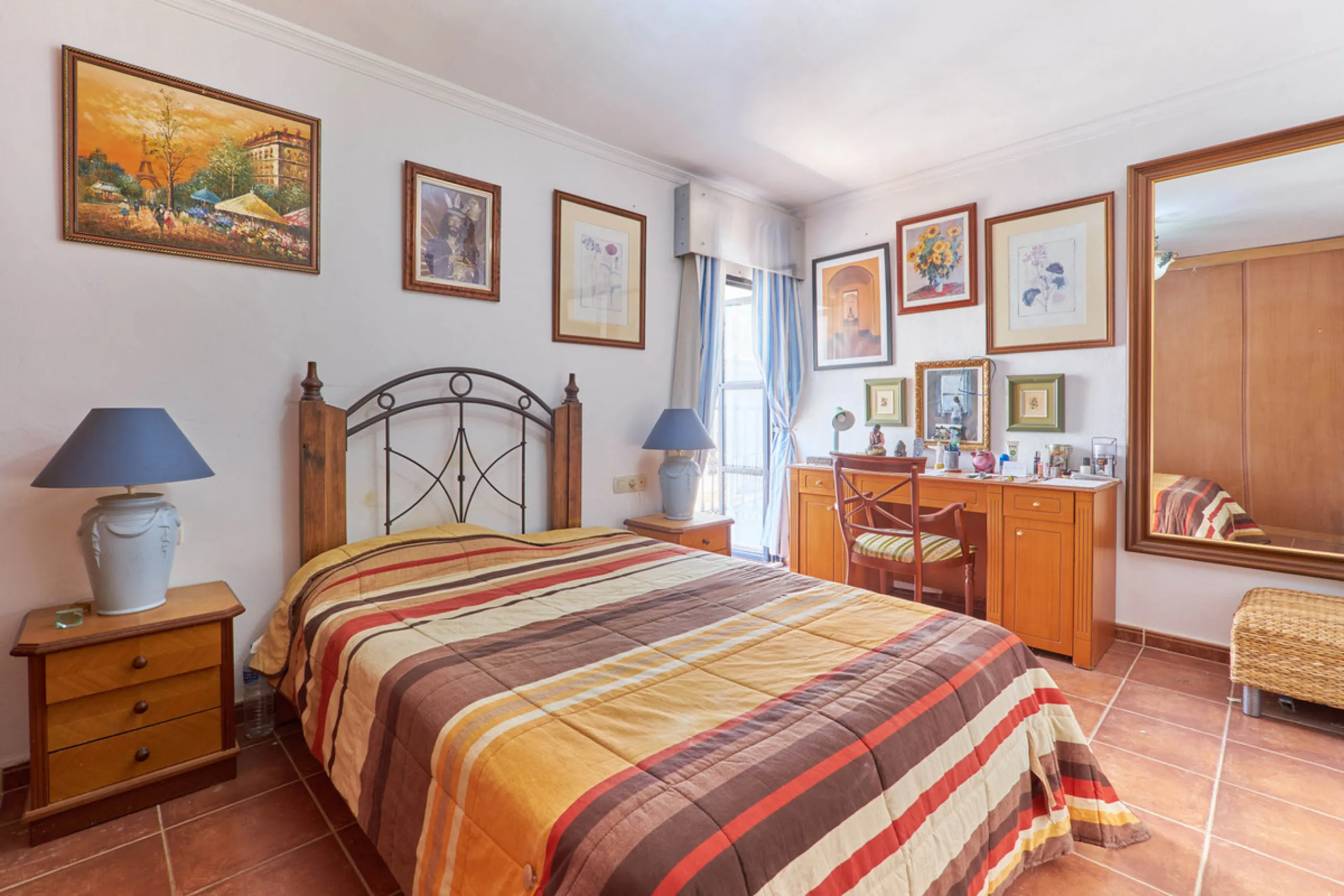 Located in the charming old town of Marbella, this 3-story property with a closed rooftop offers a unique opportunity in an area full of history, just steps away from beautiful flowered alleys, squares, and the Castle. The 1st floor features spacious room