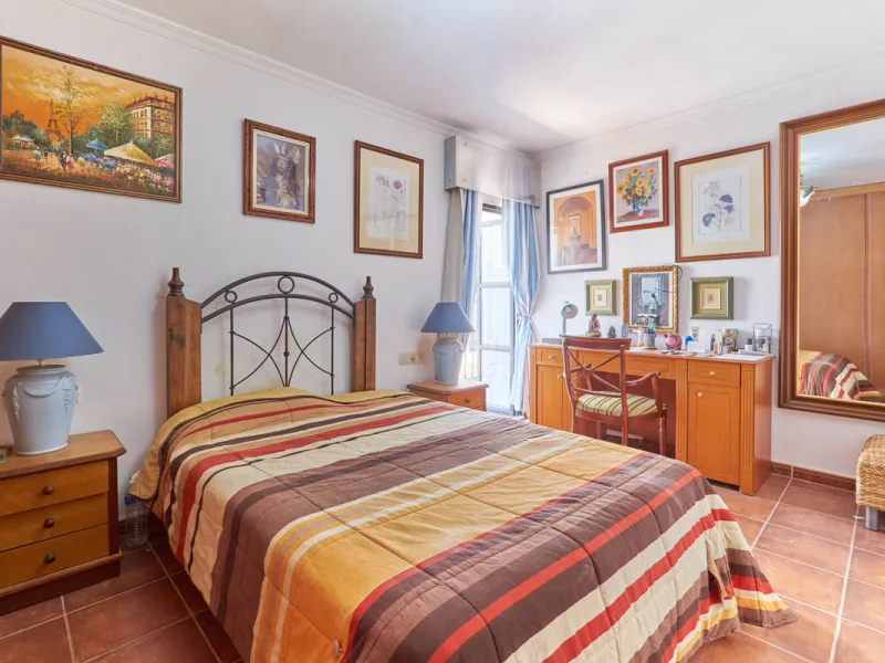 Located in the charming old town of Marbella, this 3-story property with a closed rooftop offers a unique opportunity in an area full of history, just steps away from beautiful flowered alleys, squares, and the Castle. The 1st floor features spacious room