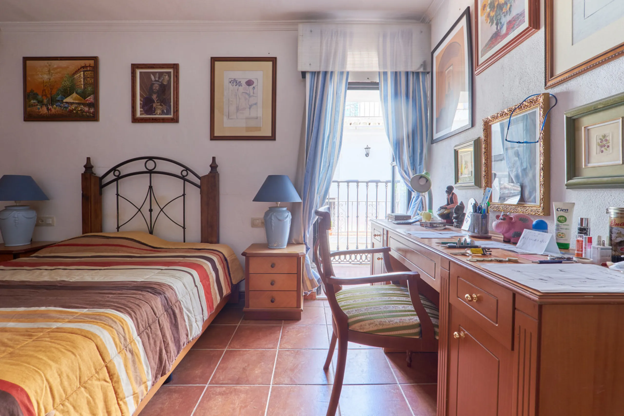 Located in the charming old town of Marbella, this 3-story property with a closed rooftop offers a unique opportunity in an area full of history, just steps away from beautiful flowered alleys, squares, and the Castle. The 1st floor features spacious room