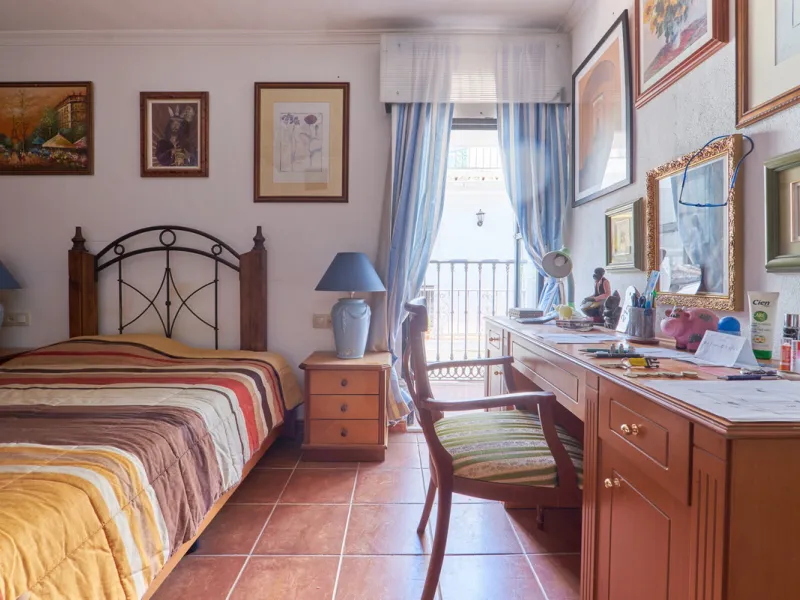 Located in the charming old town of Marbella, this 3-story property with a closed rooftop offers a unique opportunity in an area full of history, just steps away from beautiful flowered alleys, squares, and the Castle. The 1st floor features spacious room