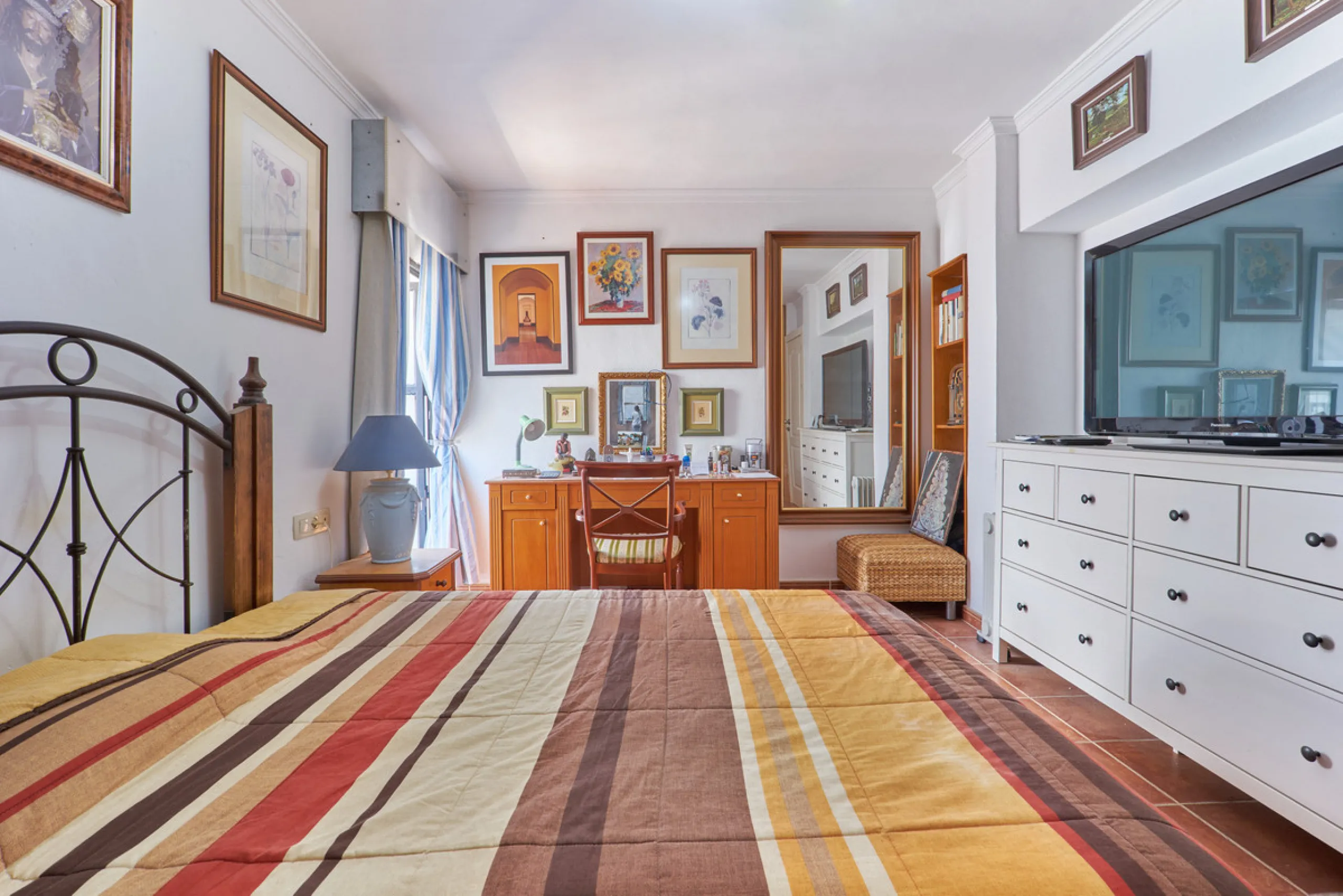 Located in the charming old town of Marbella, this 3-story property with a closed rooftop offers a unique opportunity in an area full of history, just steps away from beautiful flowered alleys, squares, and the Castle. The 1st floor features spacious room