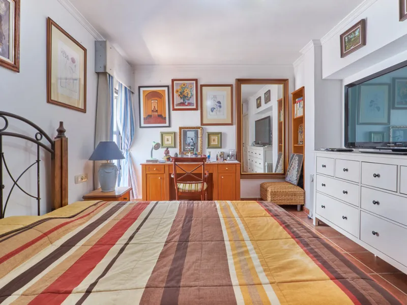Located in the charming old town of Marbella, this 3-story property with a closed rooftop offers a unique opportunity in an area full of history, just steps away from beautiful flowered alleys, squares, and the Castle. The 1st floor features spacious room