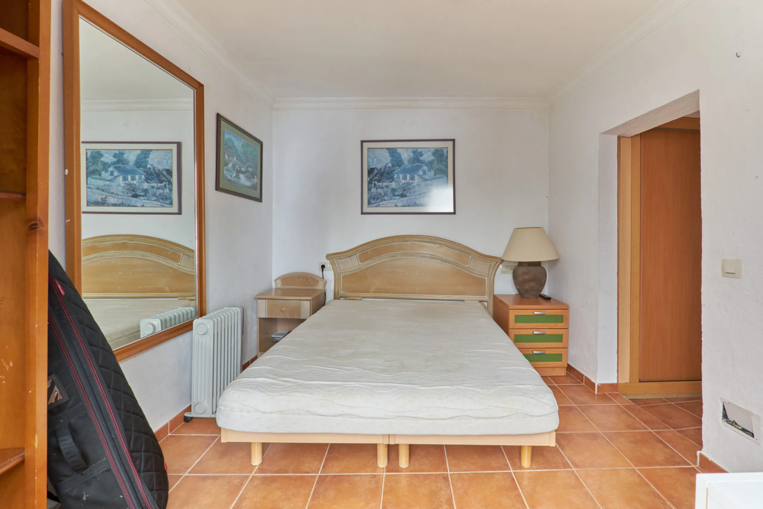 Located in the charming old town of Marbella, this 3-story property with a closed rooftop offers a unique opportunity in an area full of history, just steps away from beautiful flowered alleys, squares, and the Castle. The 1st floor features spacious room