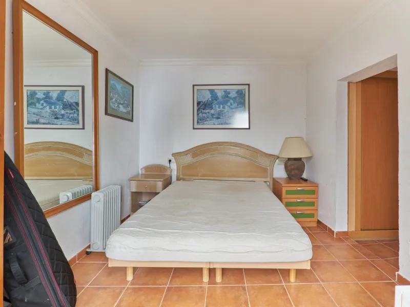 Located in the charming old town of Marbella, this 3-story property with a closed rooftop offers a unique opportunity in an area full of history, just steps away from beautiful flowered alleys, squares, and the Castle. The 1st floor features spacious room