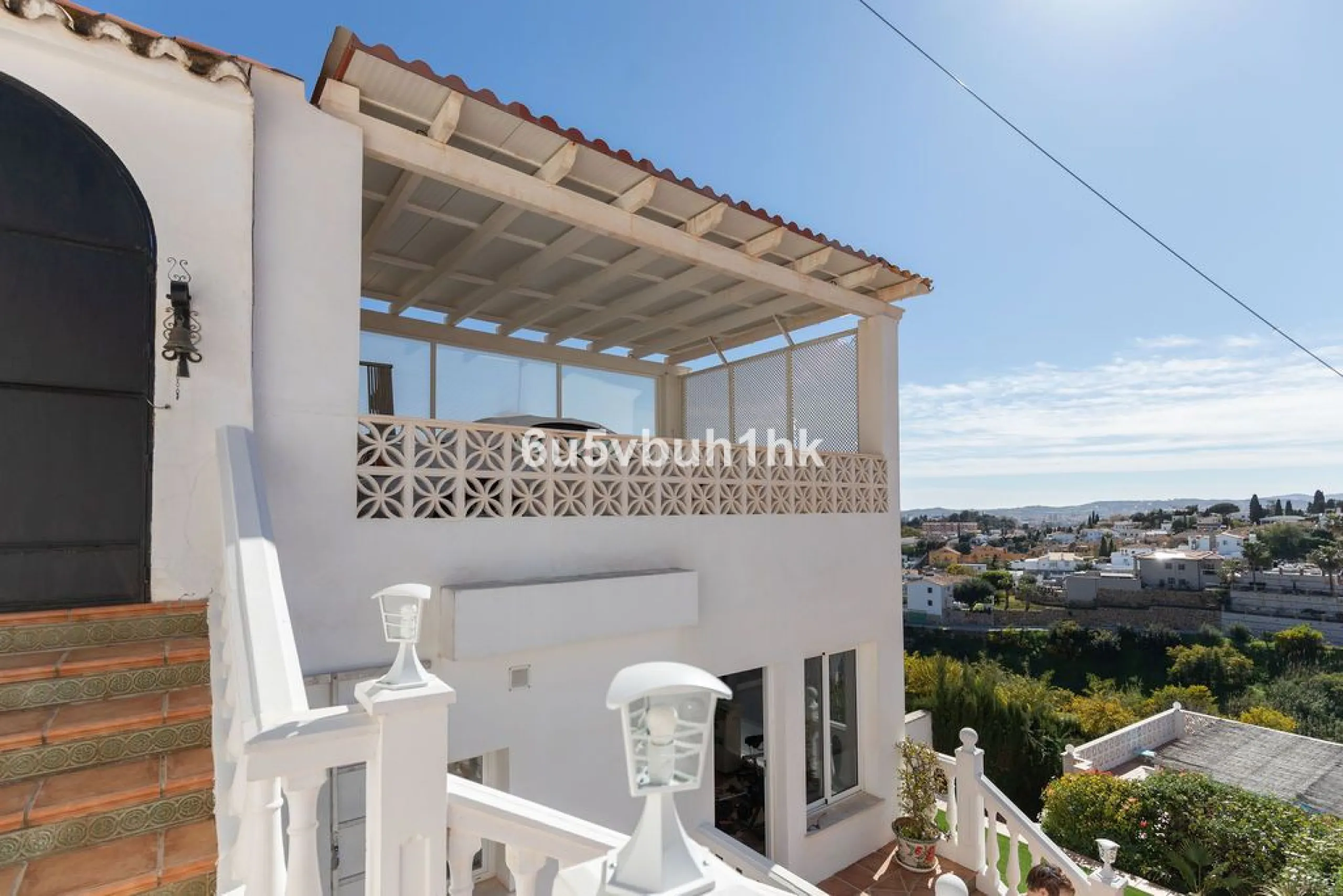 House - Detached Villa в продаже в Fuengirola, Málaga. В доме 4 спален и 6 ванных комнат. Площадь дома 300 м². Площадь участка 1000 м²