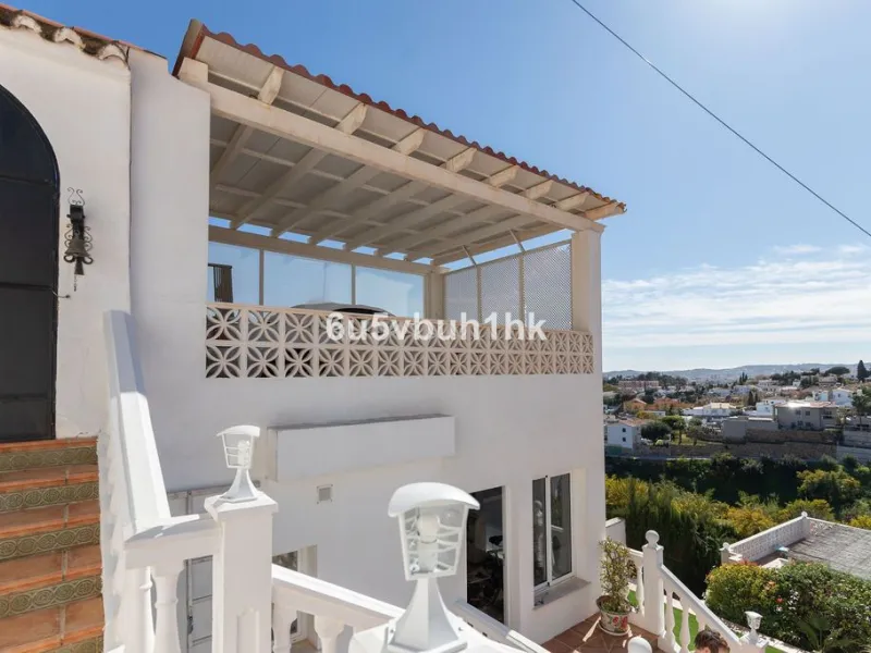 House - Detached Villa в продаже в Fuengirola, Málaga. В доме 4 спален и 6 ванных комнат. Площадь дома 300 м². Площадь участка 1000 м²