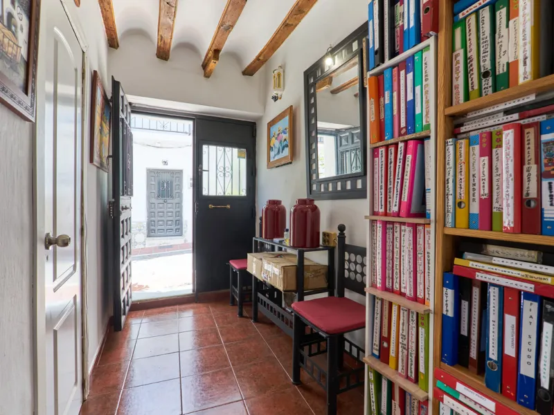 Located in the charming old town of Marbella, this 3-story property with a closed rooftop offers a unique opportunity in an area full of history, just steps away from beautiful flowered alleys, squares, and the Castle. The 1st floor features spacious room