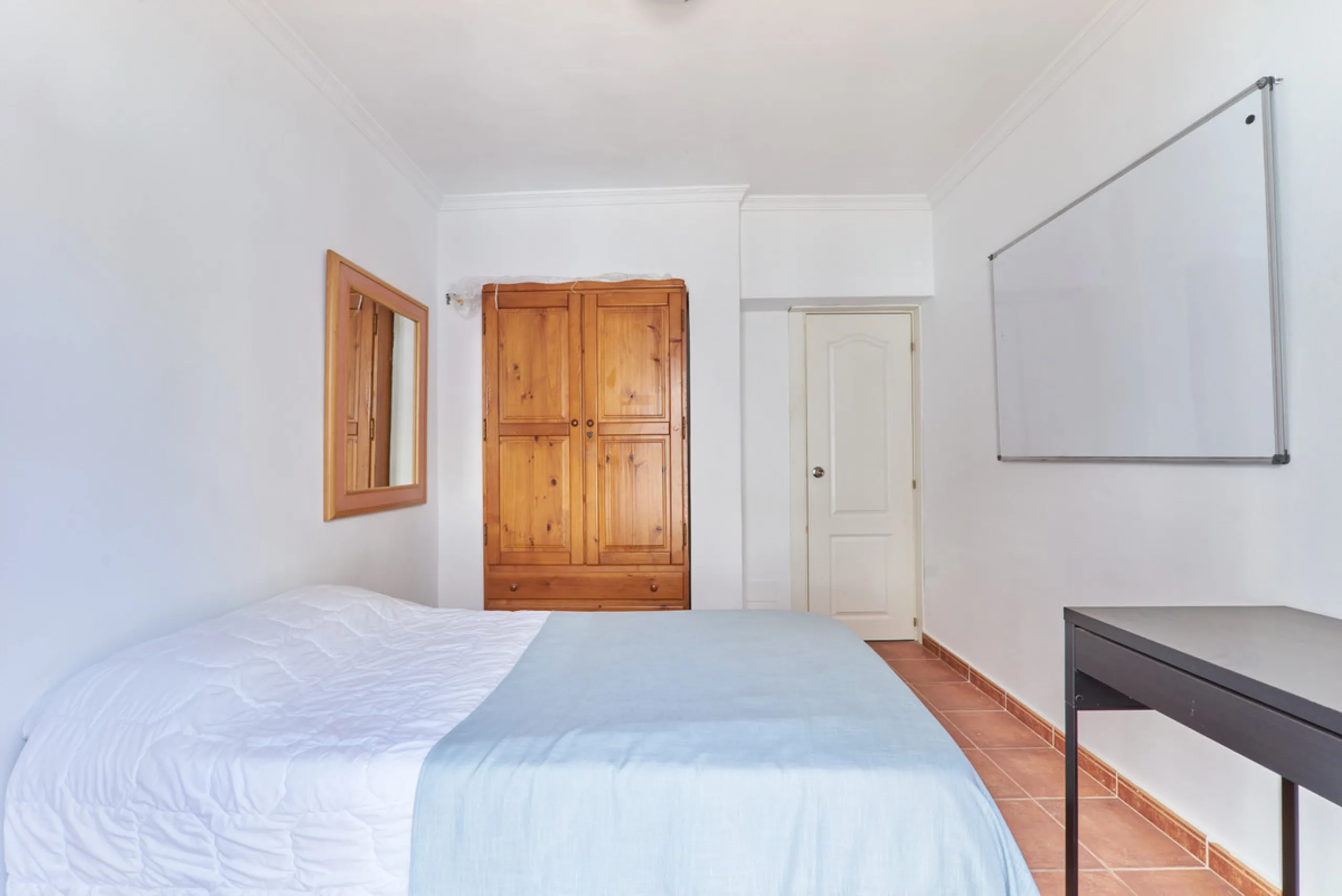 Located in the charming old town of Marbella, this 3-story property with a closed rooftop offers a unique opportunity in an area full of history, just steps away from beautiful flowered alleys, squares, and the Castle. The 1st floor features spacious room