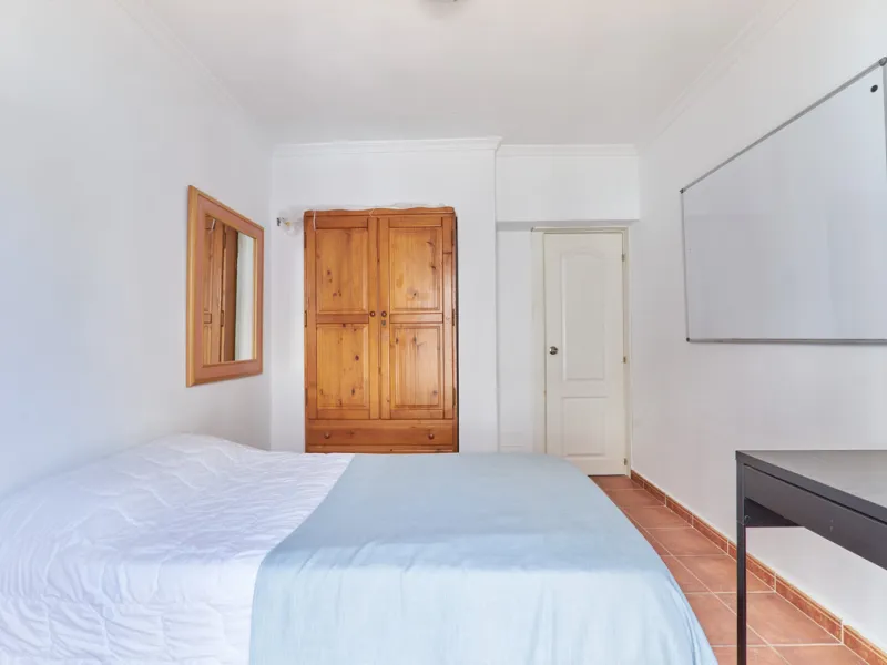 Located in the charming old town of Marbella, this 3-story property with a closed rooftop offers a unique opportunity in an area full of history, just steps away from beautiful flowered alleys, squares, and the Castle. The 1st floor features spacious room