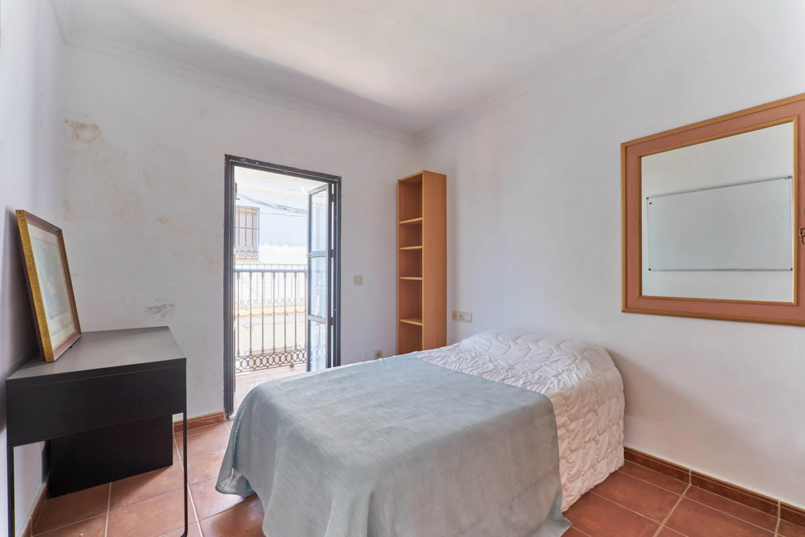 Located in the charming old town of Marbella, this 3-story property with a closed rooftop offers a unique opportunity in an area full of history, just steps away from beautiful flowered alleys, squares, and the Castle. The 1st floor features spacious room